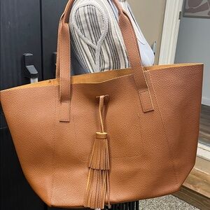 Vegan leather Tanger tote w/ tossel NWOT